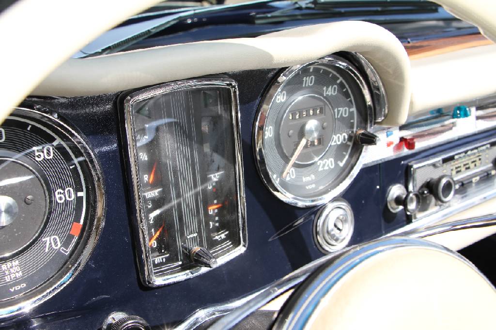 Detail e: Mercedes Benz 230SL Pagode aus dem ehemaligen Besitz von Tina Turner, Fahrgestellnummer: 11304212014416, EZ 07/1966, 4.Hand, Laufleistung ca. 42.856 ...