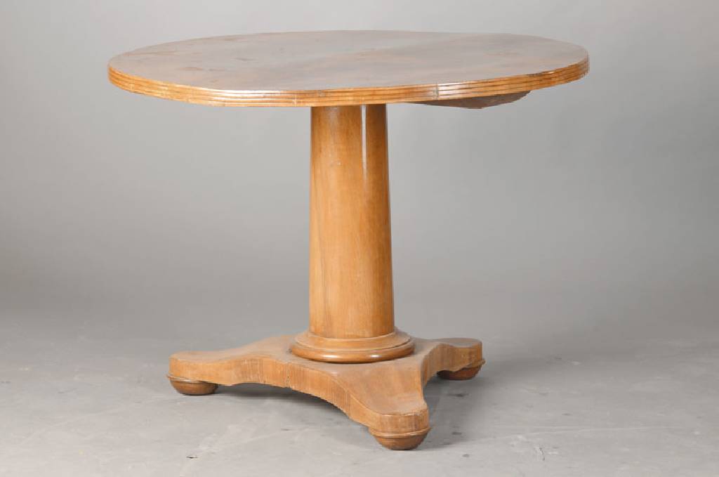 Biedermeier-Salontisch, deutsch, um 1820/30, Nussbaum furniert, 3-fach eingezogener Sockel mit strengem runden Schaft, Zargenlose Platte 3-fach ...
