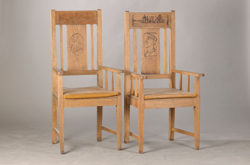 4 Worpsweder Stühle, 20.Jh., Eiche massiv, in verschiedenen Nautischen Motiven, geschnitzt, je mit Ledersitzkissen, H. ca. 120cm, Sh. ca. 52 cm