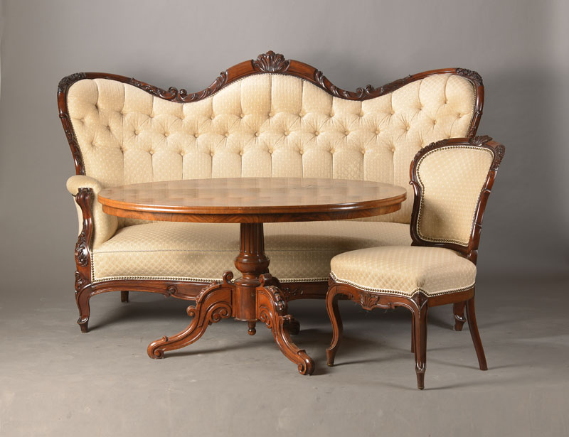 Sitzgarnitur im Neu-Rokoko-Stil, um 1850/60, Mahagoni massiv, bestehend aus Salonsofa, 6 Stühlen u. Salontisch, hochwertige u. schwere Verarbeitung ...