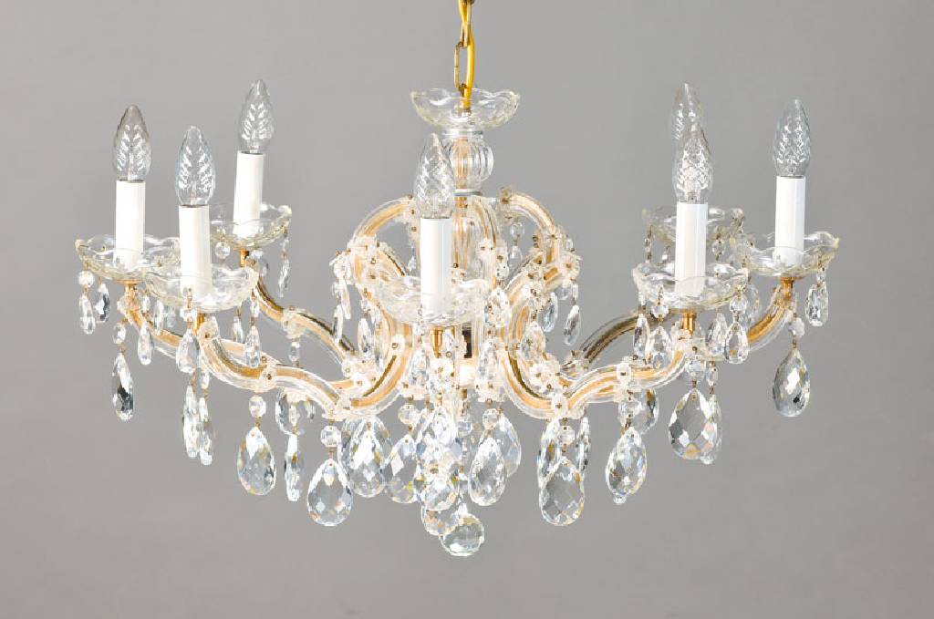 Glasdeckenlüster, wohl Italien, 60/70er Jahre, 8 Brennstellen, in üppiger Glasummantelung, sehr dekorativ, Elektrifizierung nicht geprüft, jedoch ...