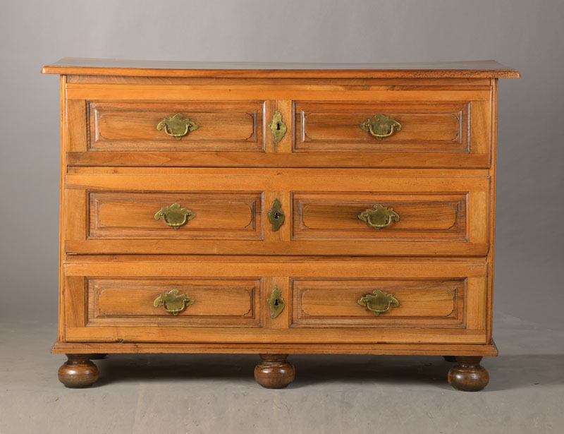 Barockkommode, mitteldeutsch, wohl Hessen, wohl Frankfurt, 1740/50, Nussbaum massiv, 3-schübig, orig. Schnappschlösser, Schubladenfronten mit aus ...