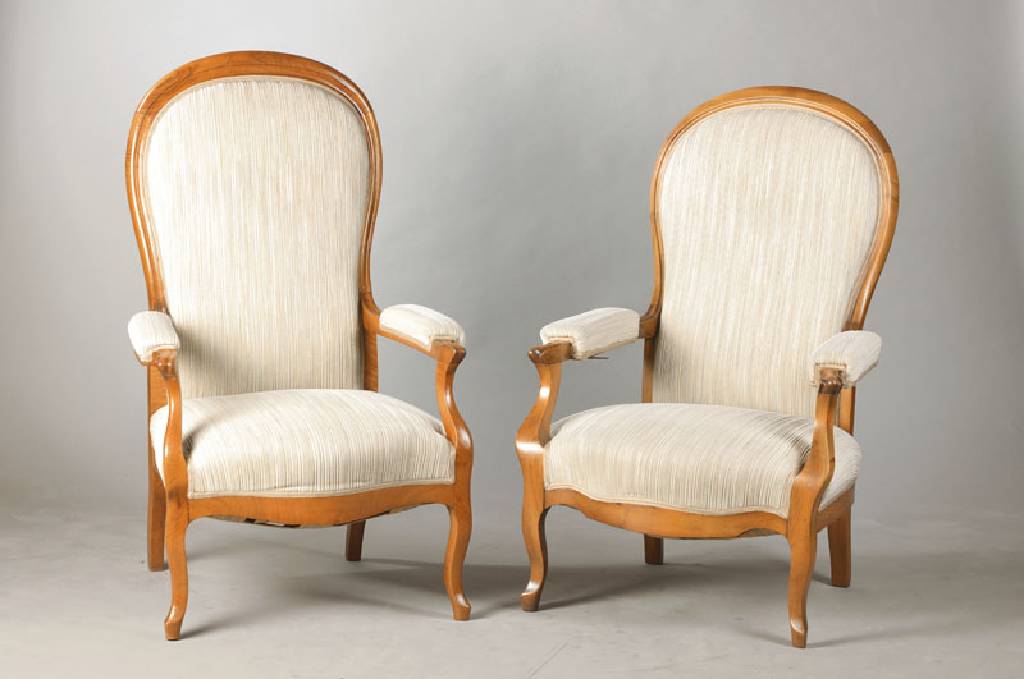 Zwei Voltaire-Sessel, leicht unterschiedlich, deutsch, um 1850/60, Einer mit orig. Mechanik zum Verstellen der Lehne, Nussbaum, gerieft, Polster u. ...