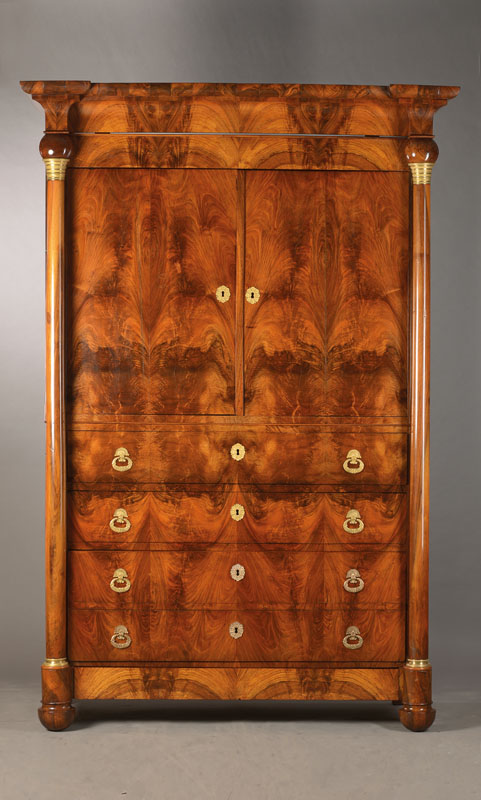 Aufsatzschrank, sog. Armoire á deux corps, Frankreich, Mitte 19.Jh., Nussbaum massiv u. furniert, Pyramidennussbaum, 2-teilig, Unterteil mit ...
