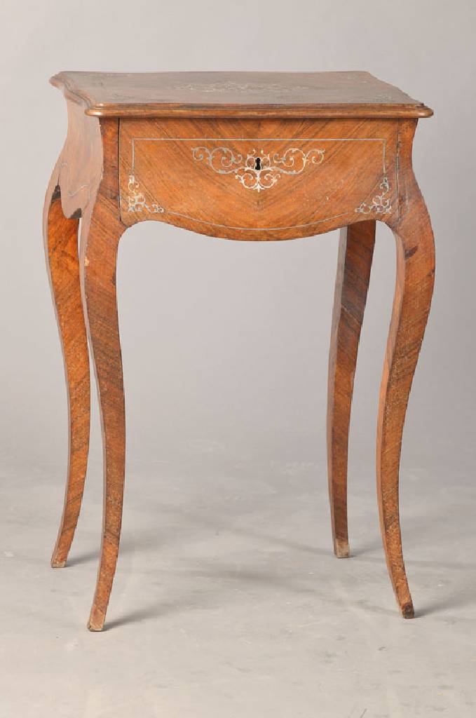 Beistelltischchen, wohl Frankreich, um 1850/60, feinstes Palisanderfurnier mit Zinn-Intarsien in Arabesker Form, 1-schübig, 4 elegant geschweifte ...