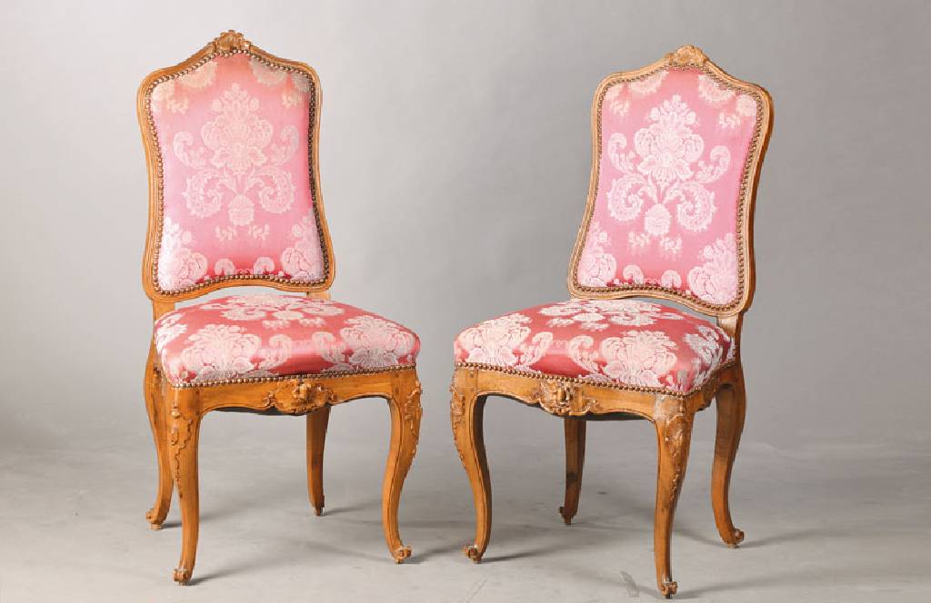 4er Satz Barockstühle, süddeutsch, um 1760, Nussbaum massiv, ein Stuhl mit Besch. an der Lehne, Polster u. Bezug mit Gebr.-Sp., sehr Formschön, ...