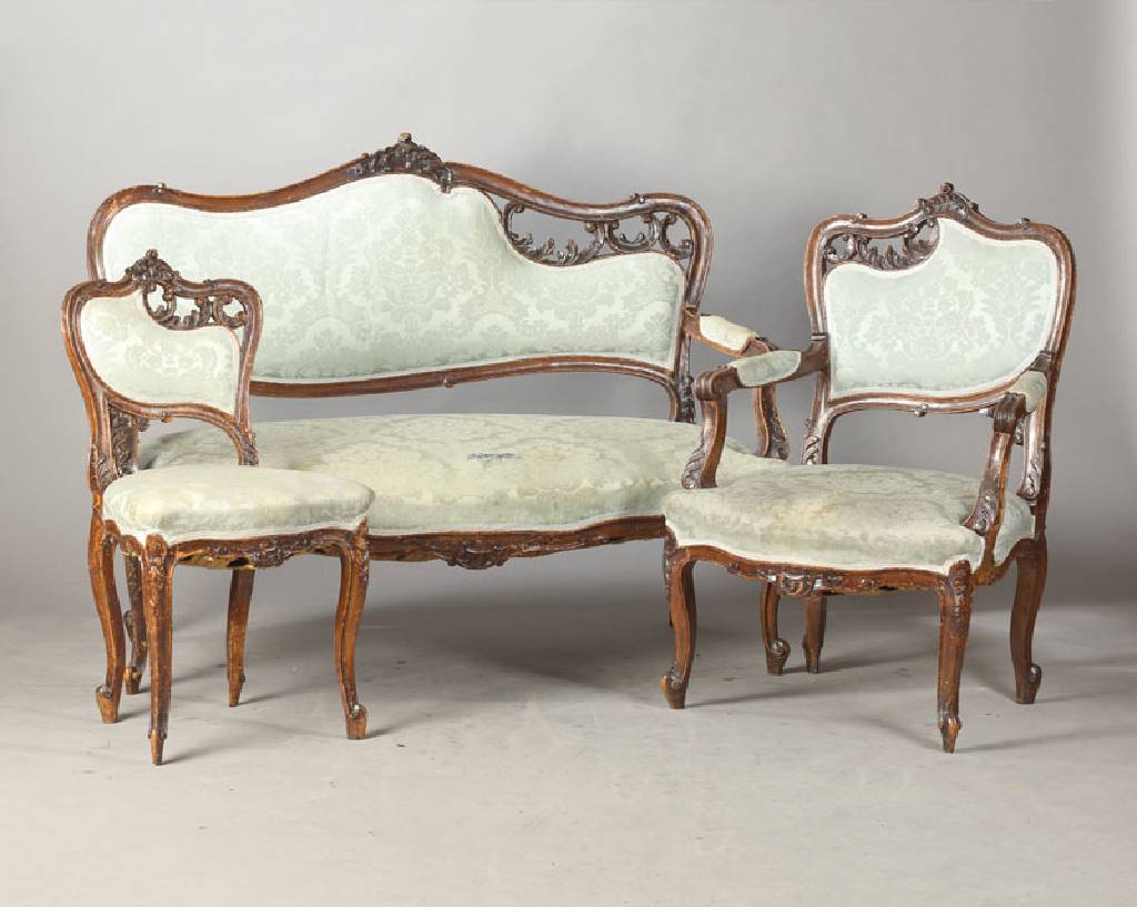 Salongruppe, wohl Frankreich, um 1890/1900, Nussbaum z.T. asymmetrischer Dekor, bestehend aus Sofa, 2 Armlehnstühlen u. 4 Stühlen, 3. Rokoko, ...
