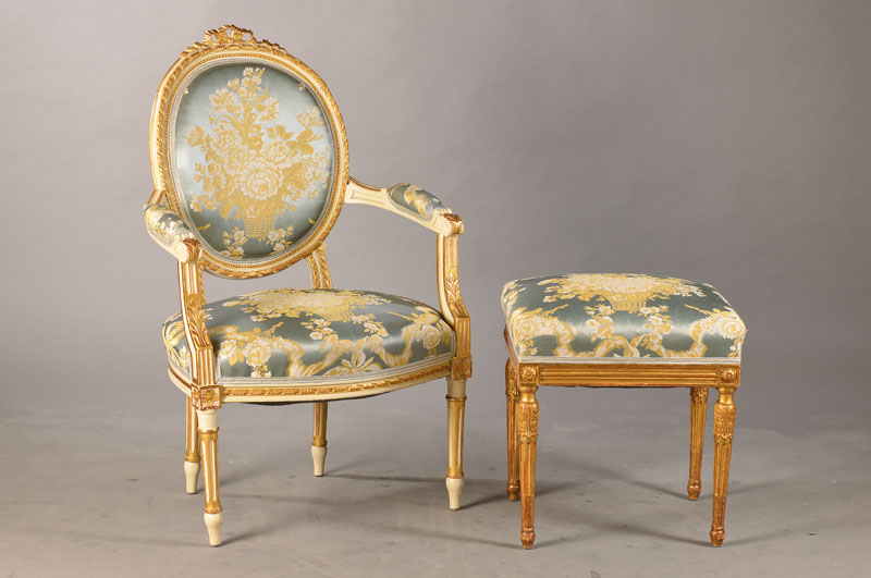 Louis-Seize-Fauteuil mit Schemel, um 1900, goldgefaßt, H. ca. 98 cm, Sh. ca. 46 cm