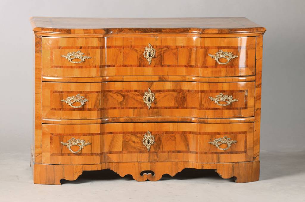 Barockkommode, mitteldeutsch, wohl Rheinhessen, um 1750, Nussbaumfurnier auf Weichholzkorpus, 3-schübig, Front doppelt verkröpft, geschnitzte Zarge ...