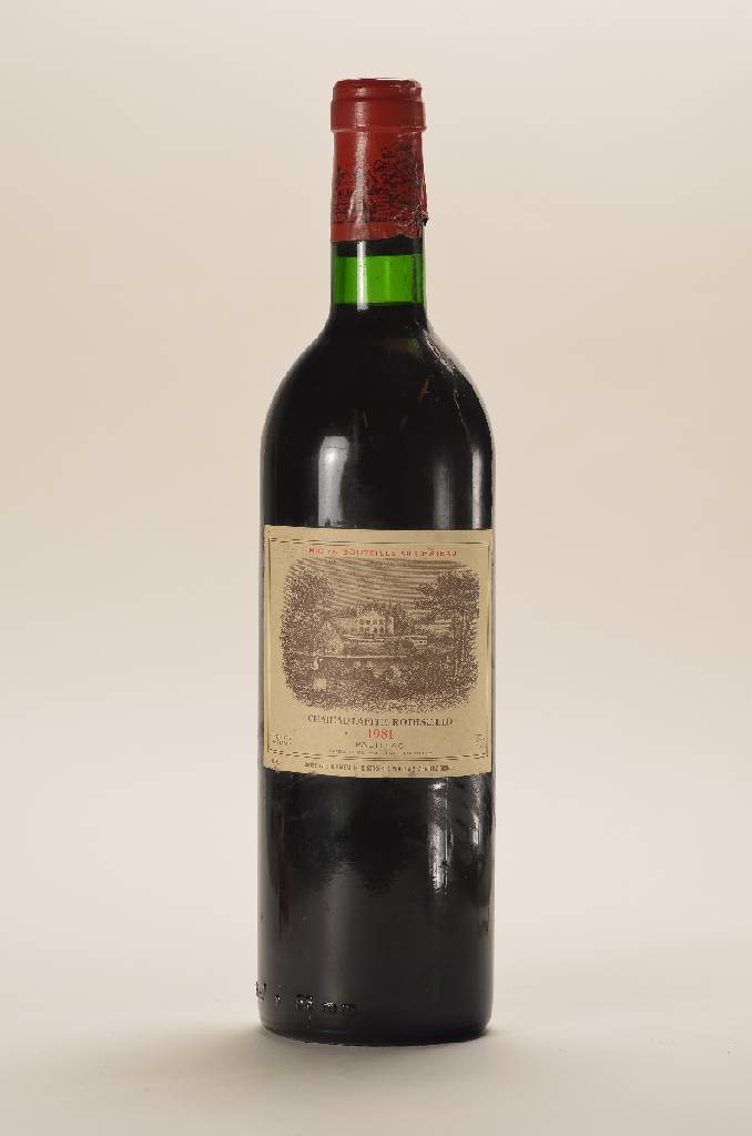 1 Flasche 1981 Chateau Lafite-Rothschild, Pauillac, ca. 75 cl, Füllstand: ca. into neck,unverkostet, Etikett l. gebräunt, Kapselwachs im unteren ...