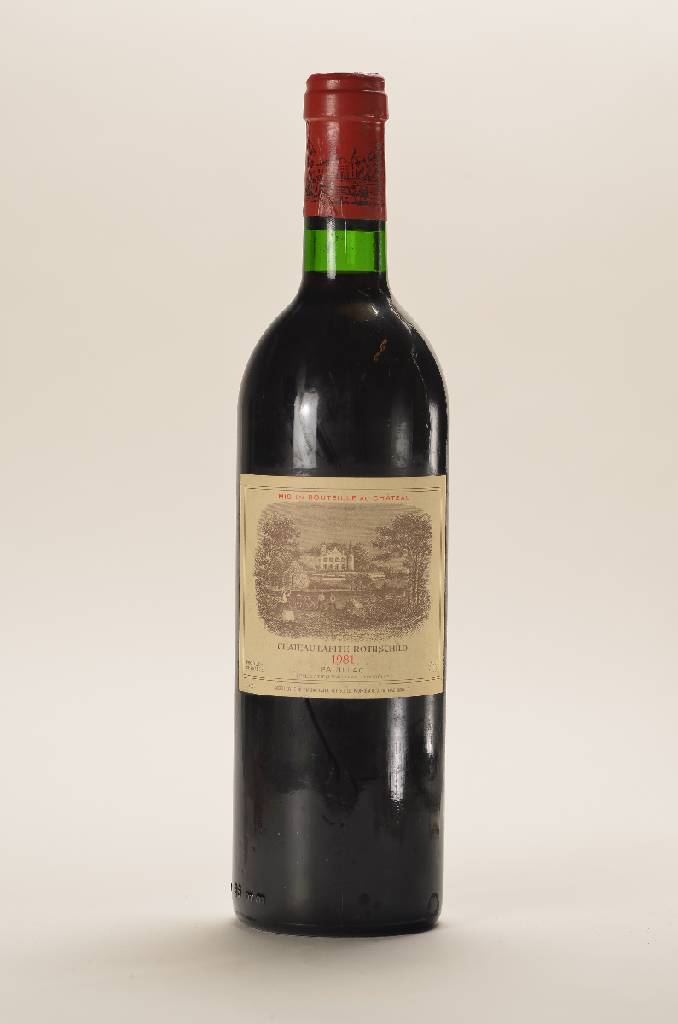 1 Flasche 1981 Chateau Lafite-Rothschild, Pauillac, ca. 75 cl, Füllstand: ca. into neck,unverkostet, Etikett l. gebräunt, Kapsel in gutem Zustand, ...