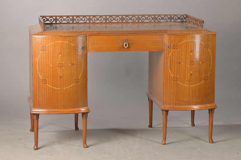Schreibtisch, Kehrer & Söhne, München, um 1905/06, Mahagoni, 2-türig u. 1-schübig, Seitenkästen mit l. gewölbter Front, passige abstraktive ...