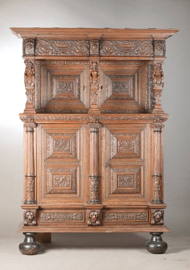 Aufsatzschrank, Norddeutsch, wohl Danzig, um 1660/70, Eiche massiv, mit Ergänzungen u. Ausbesserungen, 2-türiger Unterbau mit Sockelschub in ...