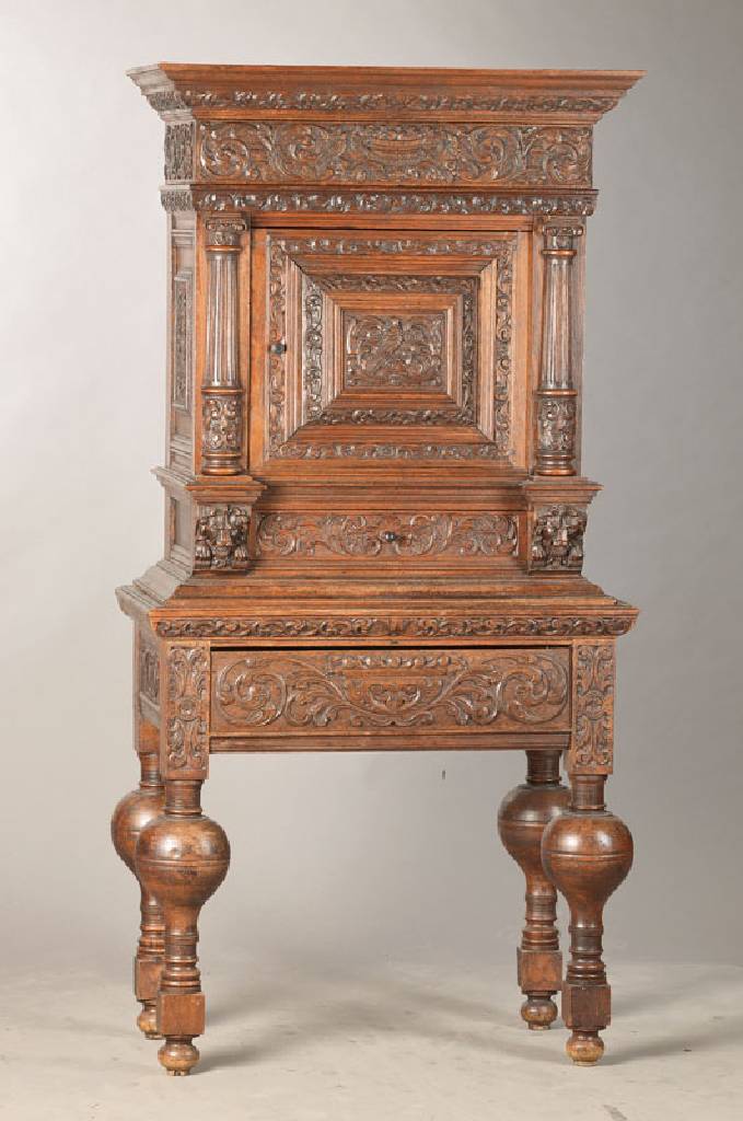 Kleiner Kabinettsschrank, deutsch, um 1880, Eiche massiv, 1-türig u. 1-schübig, vielfach profilierte Türfüllung, versteckter Schub im Hut, hohe ...
