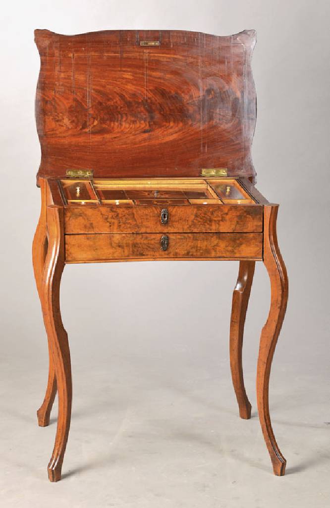 Nähtischchen, deutsch, um 1850/60, Nussbaum, Platte aufklappbar mit Innenleben mit Einteilung, 1 Schub, Wurzelnussfurnier, allseitig geschweift, ...