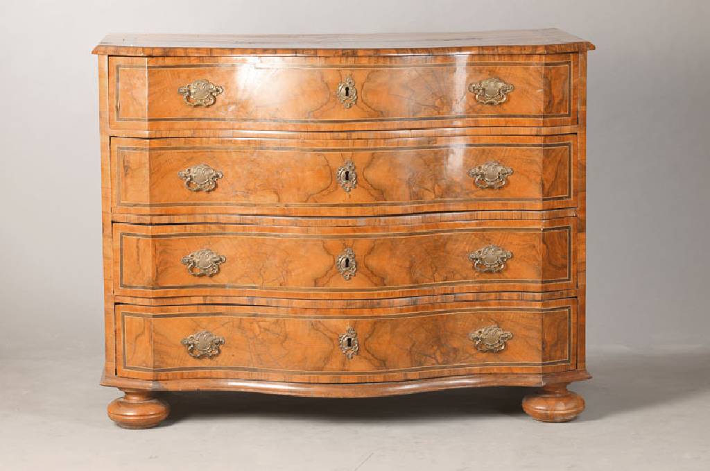 Barockkommode, südwestdeutsch, wohl Raum Mannheim, um 1740/50, Nussbaum- u. Wurzelnussfurnier, Weichholzkorpus, 4-schübig, Front geschwungen u. ...