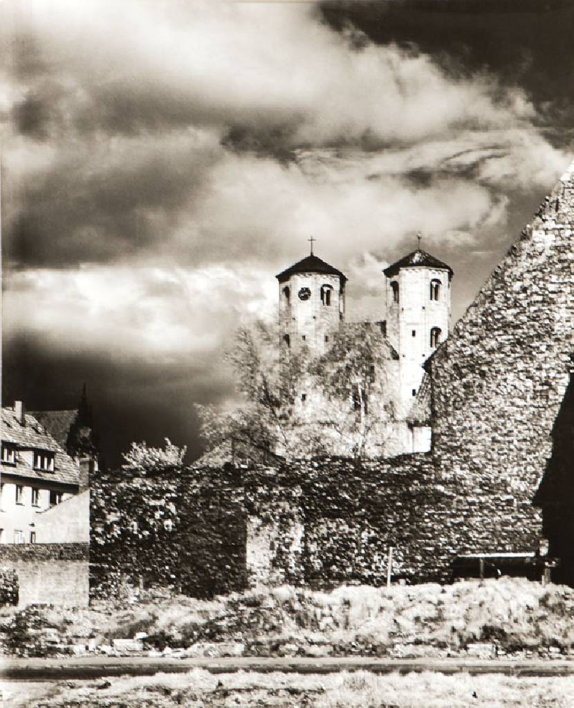 Heinrich Heidersberger, 1906-2006, verfallene Mauer mit Kirchen im Hintergrund und wolkenbehangenem Himmel, 1958, Vintage Silbergelatine-Abzug, verso ...