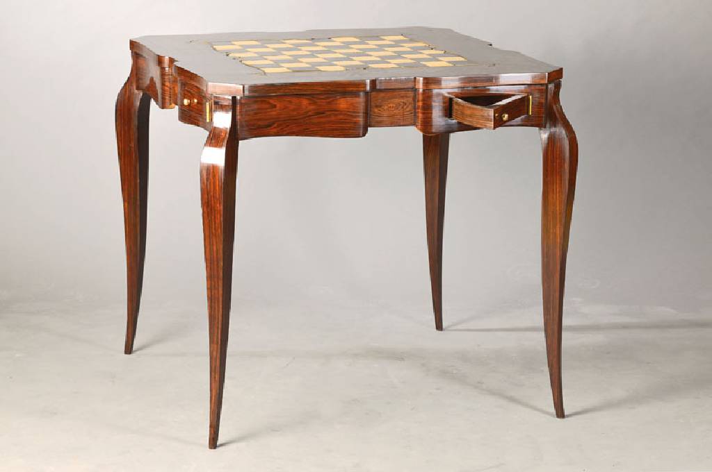 Schachtischchen, wohl Frankreich, Art-Deco, Platte mit 2 Spielflächen wendbar, Palisander, Schachbrett in Lackarbeit, 4 kleine herausklappbare ...