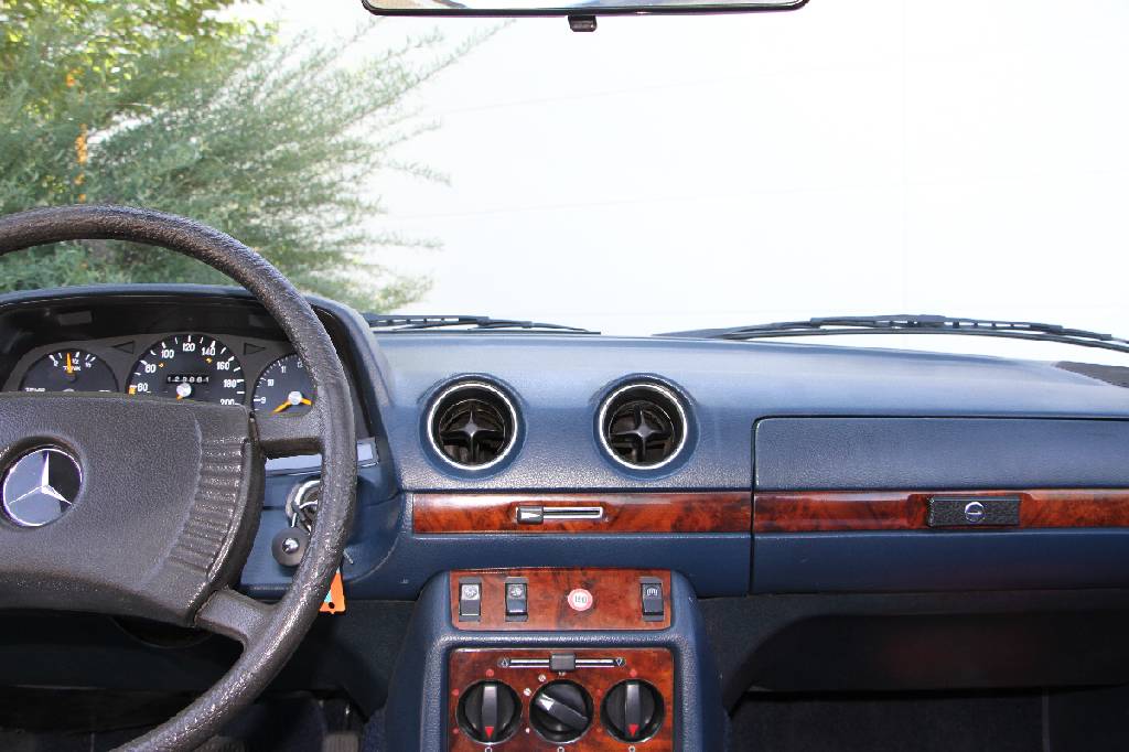 Detail b: Mercedes-Benz 280 CE, Fahrgestellnummer: 12305312009957, EZ 07/1978, Laufleistung ca. 128.861 km abgelesen, H-zulassungsfähig nach Vollabnahme, 130 ...