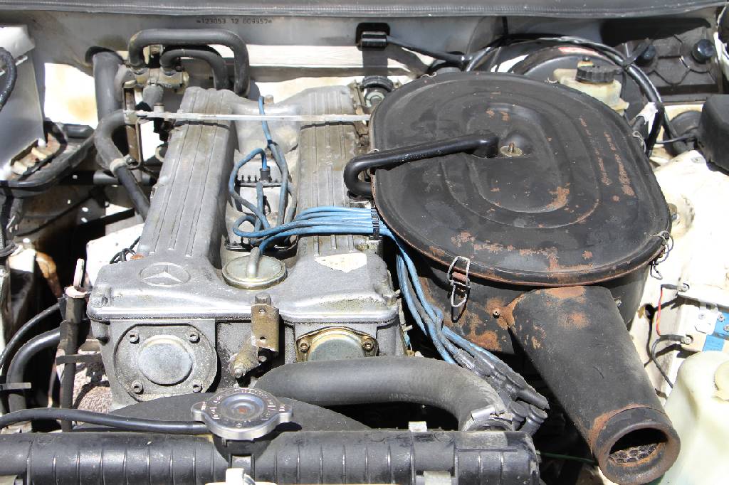 Detail d: Mercedes-Benz 280 CE, Fahrgestellnummer: 12305312009957, EZ 07/1978, Laufleistung ca. 128.861 km abgelesen, H-zulassungsfähig nach Vollabnahme, 130 ...