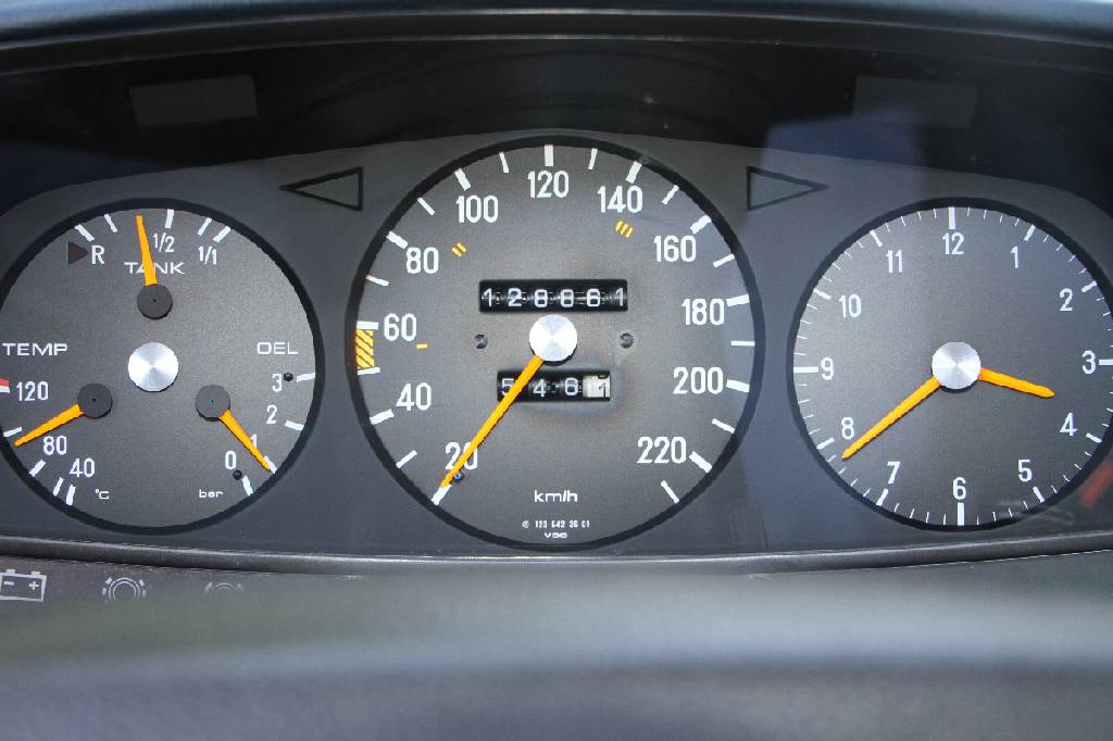 Detail e: Mercedes-Benz 280 CE, Fahrgestellnummer: 12305312009957, EZ 07/1978, Laufleistung ca. 128.861 km abgelesen, H-zulassungsfähig nach Vollabnahme, 130 ...