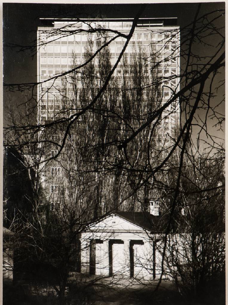Heinrich Heidersberger, 1906-2006, Torhäuschen mit Braunschweiger Hochhaus im Hintergrund, Vintage Silbergelatine-Abzug auf Asfa Fotopapier, um ...