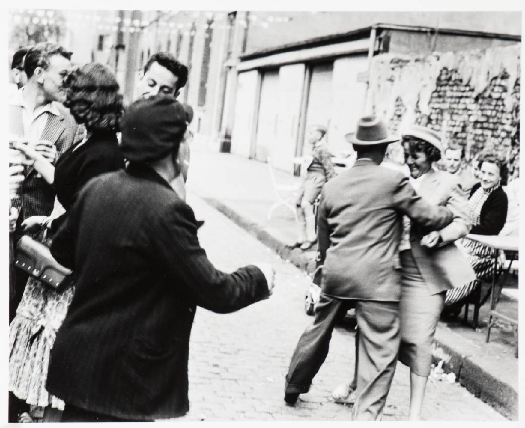 Detail a: Chargesheimer, 1924-1971, Straßenbild & Kneipenszene, 2 Fotografien, Print 2008, aus der Edition Griffelkunst, aus dem Nachlass Chargesheimer, verso ...