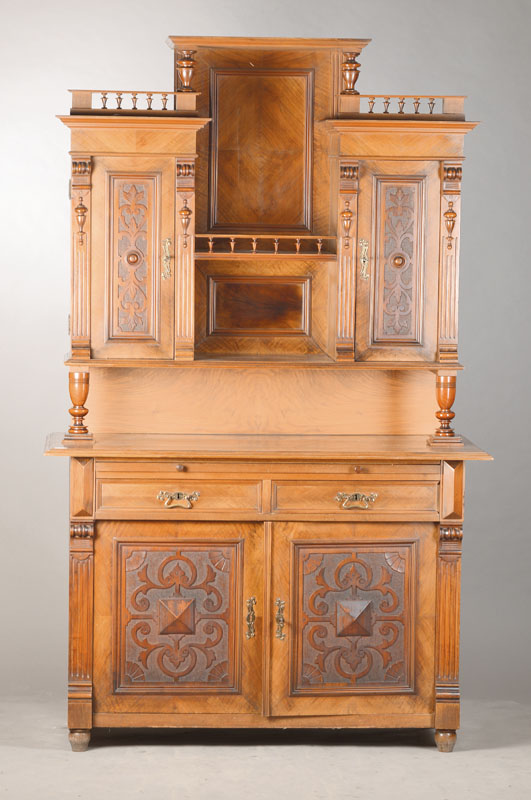Großes Gründerzeit-Buffet, deutsch, um 1870/80, Nussbaumfurnier, Weichholzkorpus, Unterteil 2-türig, Rollwerk-Türfüllungen, 2 Schübe u. ...