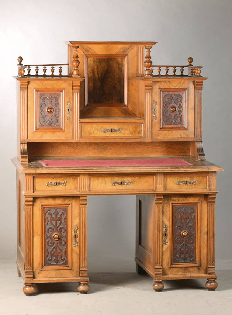 Herrenschreibtisch, Gründerzeit, deutsch, um 1870/80, Nussbaumfurnier, Weichholzkorpus, 2-türig, 3 Zargenschübe, Aufsatz 2-türig mit 1-schübig, ...