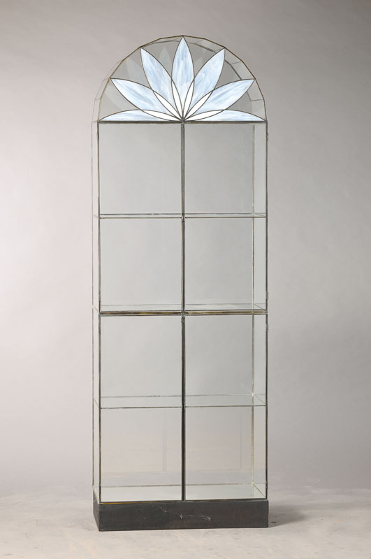 Vollglas-Vitrine, 20.Jh., 4-türig, je ein Einlegeboden, halbrunder Abschluss, ca. 178x61x32 cm