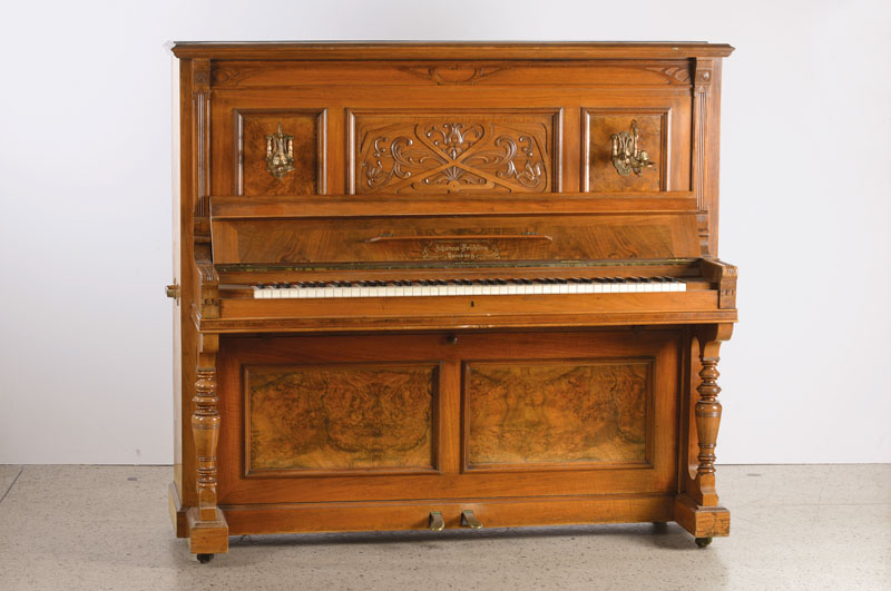 Jugendstil-Klavier, Johanna Frühling, Hamburg, Nussbaum- Wurzelnussgehäuse, orig. Messing-Kerzenleuchter im floralen Jugendstil-Dekor, Überholung ...