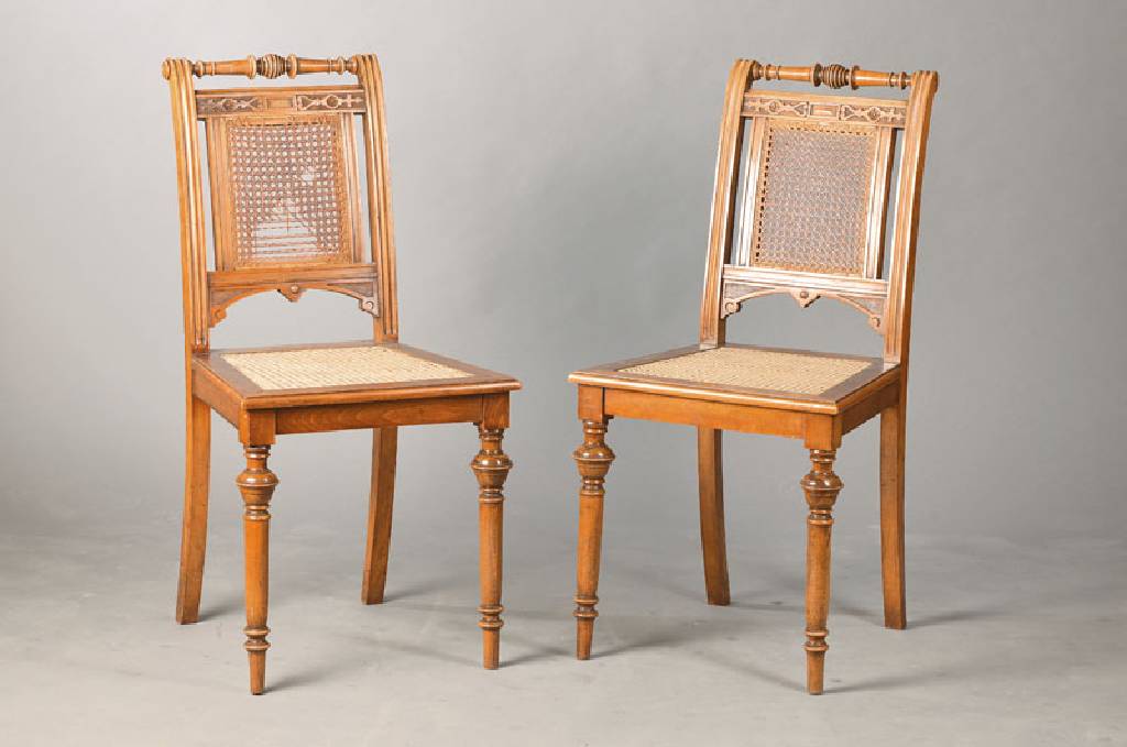 Satz aus 4 Gründerzeitstühlen, deutsch, um 1870/80, Nussbaum, Sitzfläche u. Rückenlehne mit Rattangeflecht, auf Sitzfläche erneuert, auf ...