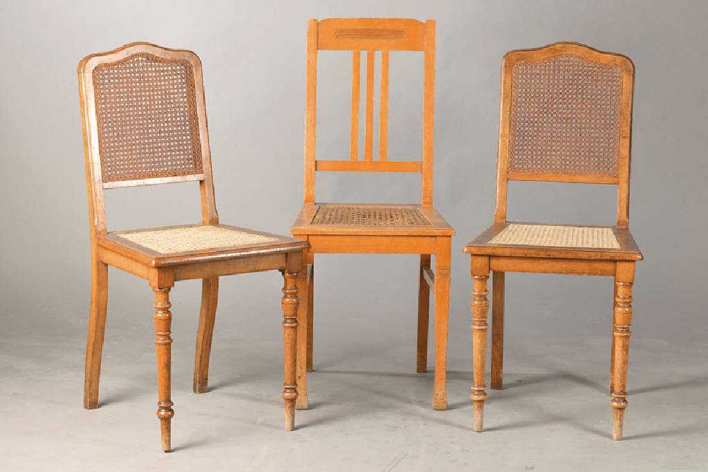 Lot aus 3 Stühlen, um 1880-1900, deutsch, Nussbaum, 2 gleiche Stühle mit gewölbter Lehne, 1 Jugendstil-Stil um 1905, Rattangeflecht mit st. ...