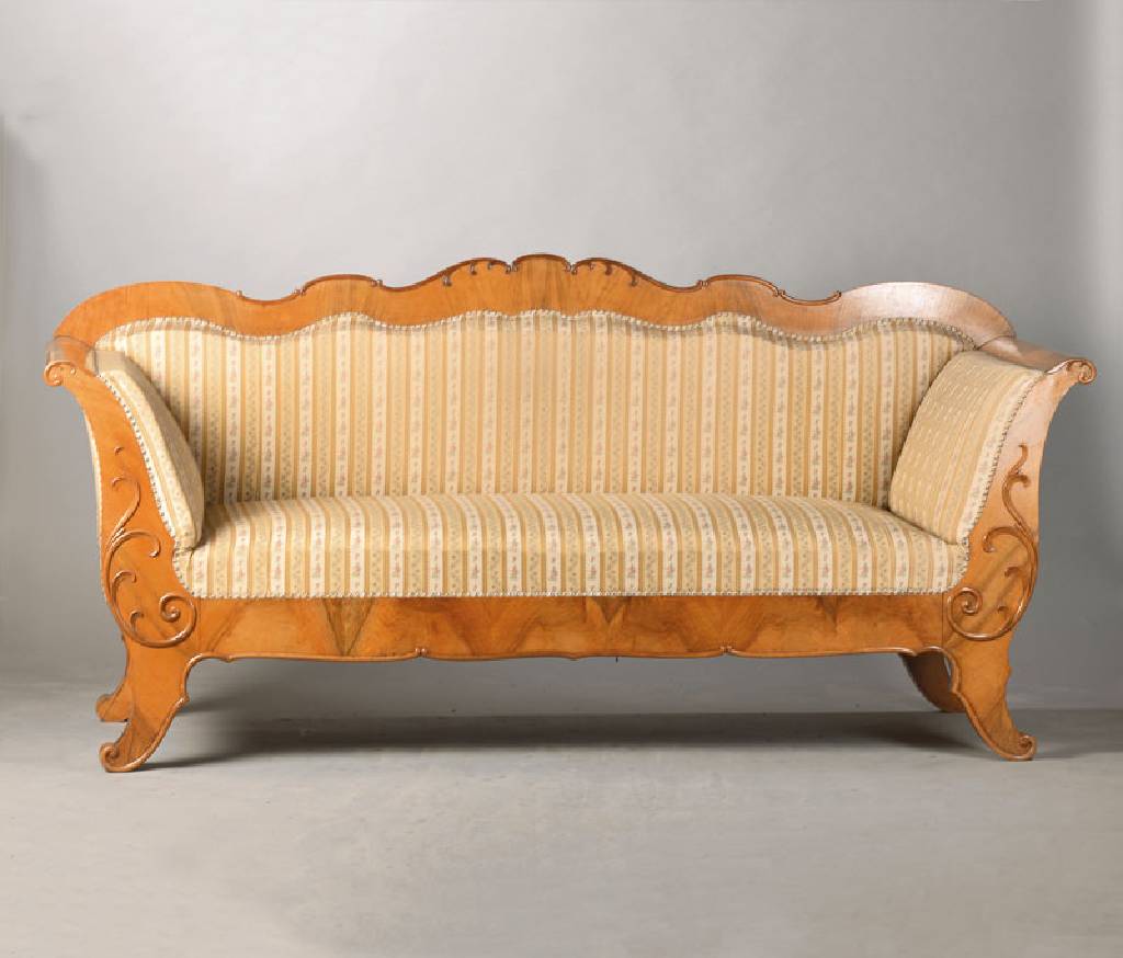 Biedermeiersofa, südwestdeutsch, wohl Mainz, um 1830/35, Nussbaumfurnier, in stilüblicher Formgebung, Seiten in Füllhornmanier, applizierte ...
