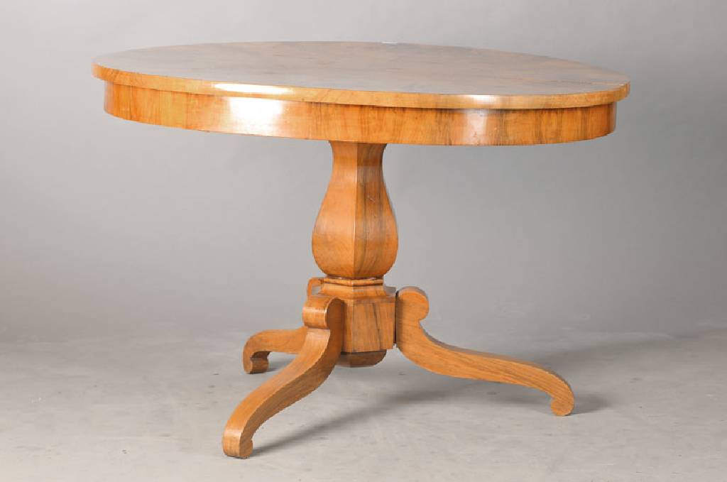 Biedermeier-Salontisch, süddeutsch, um 1840, Nussbaumfurnier radial verlegt, Platte wohl nicht zum Füß gehörig, mit mittigem l. schwundriss, H. ...
