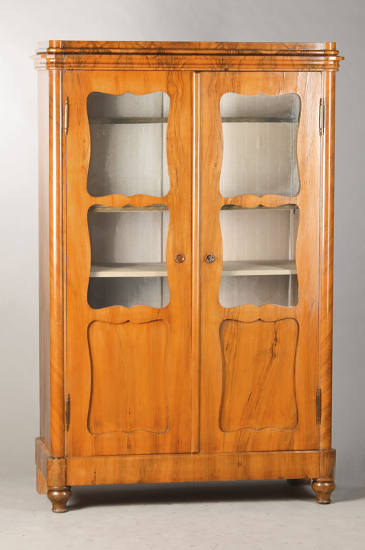 Vitrine / Wäscheschrank, südwestdeutsch, um 1835/40, Nussbaumfurnier, Weichholzkorpus, 2türig, alt verglast, orig. altes Kastenschloss mit ...