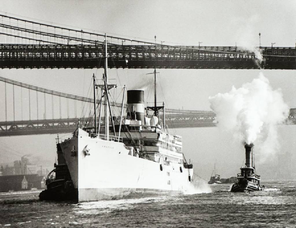 Andreas Feininger, 1906-1999, Schiffe auf dem East River, 1940, Fotografie aus dem Nachlass, einmalige Auflage Edition Griffelkunst 2010, Blattgr. ...
