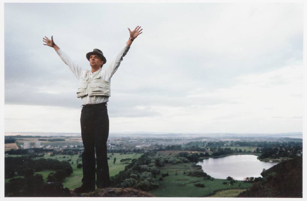 Robert Lebeck, 1929-2014, Joseph Beuys, Schottland II, 1974, Print 2012, Edition Lumas, Motiv 13x20 cm, unter Glas gerahmt 32x36 cm