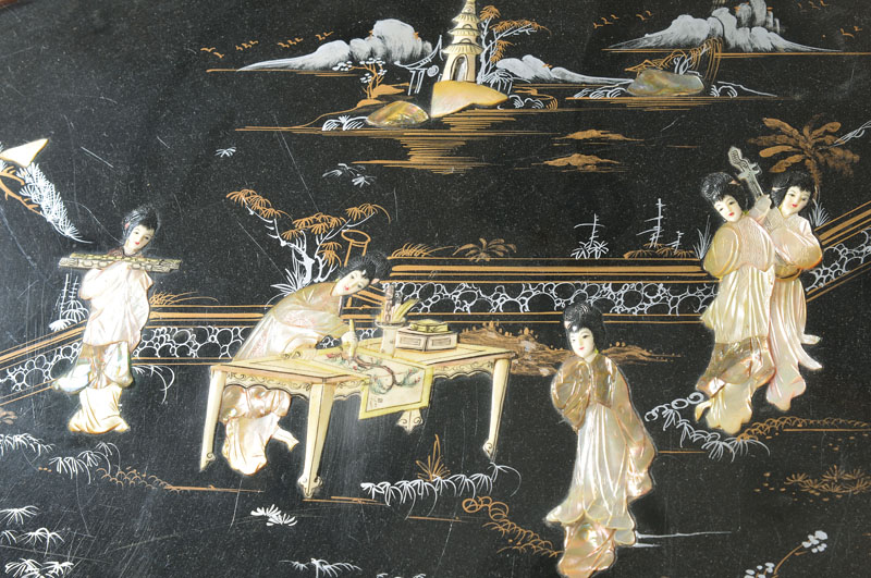 Detail a: Chinesische Tischgruppe, 2.H.20.Jh. Lackarbeit mit Specksteinapplikationen, niedriger Tisch mit Glasplatte u. 6 Hockern, Bestoßungen u. kl. Macken, ...
