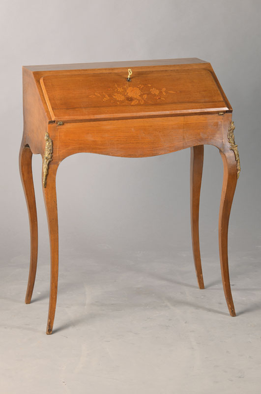 Zierlicher Sekretär nach Louis-XV-Vorbild, 20.Jh., Rosenholz, geschwungene u. bombierte Formgebung, abklappbare Schrägklappe, Innen 2-schübig, ...