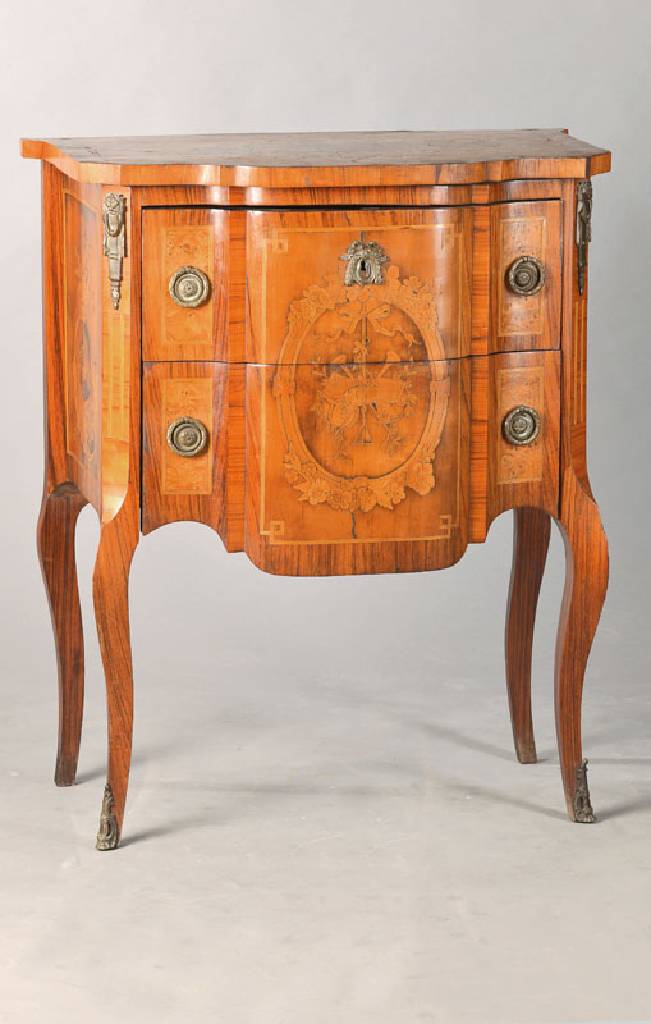 Kommode im Transition-Stil, um 1910, Palisanderfurnier, Eichekorpus, 2-schübig, aufwendige Marketerie-Arbeiten in Frontkartusche, Seiten u. Platte, ...