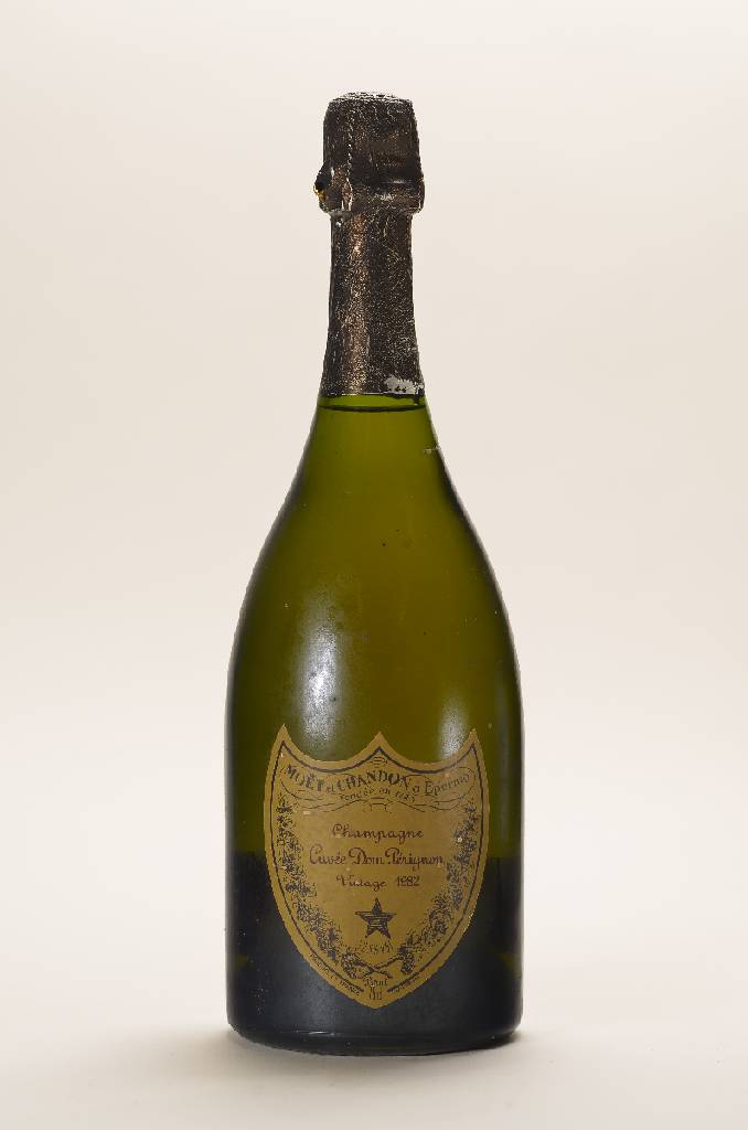 1 Flasche 1982 Moet et Chandon Dom Perignon,Brut, Reims, ca. 75 cl, Abstand zwischen Flaschenboden und Champagner. ca. 2,1 cm, unverkostet, 12,5 % ...