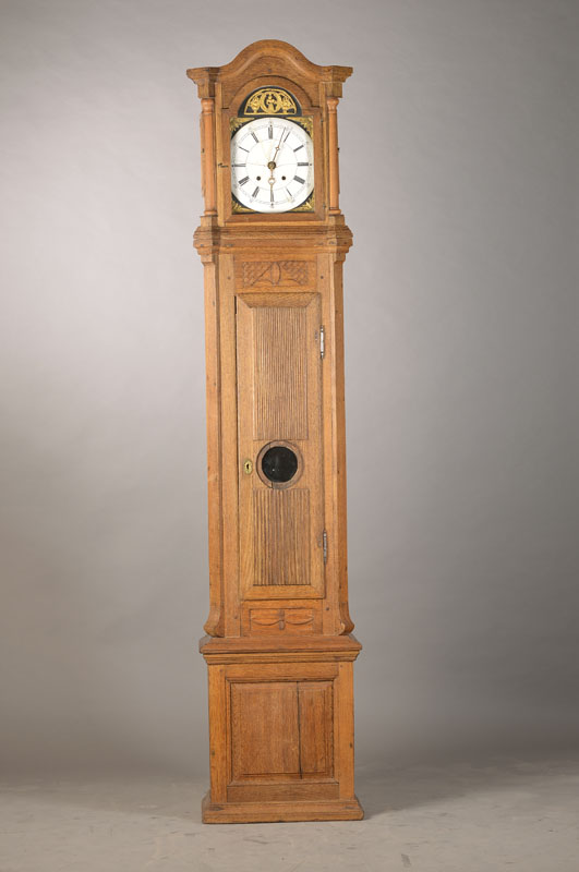Standuhr, deutsch, dat. 1837, dreiteiliges Eichegehäuse, Mittelteil mit abgeschrägten hervorstehenden Ecken, Türe mit Kannelierung, obere ...