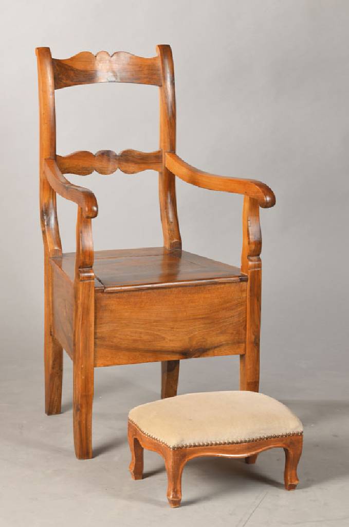 Altenstuhl, Biedermeier, Pfalz, um 1830, Geschwungene Rückenlehne, Nussbaum massiv, stiltypisch l. geschwungene Formgebung, Kastensitz, Alterssp., ...