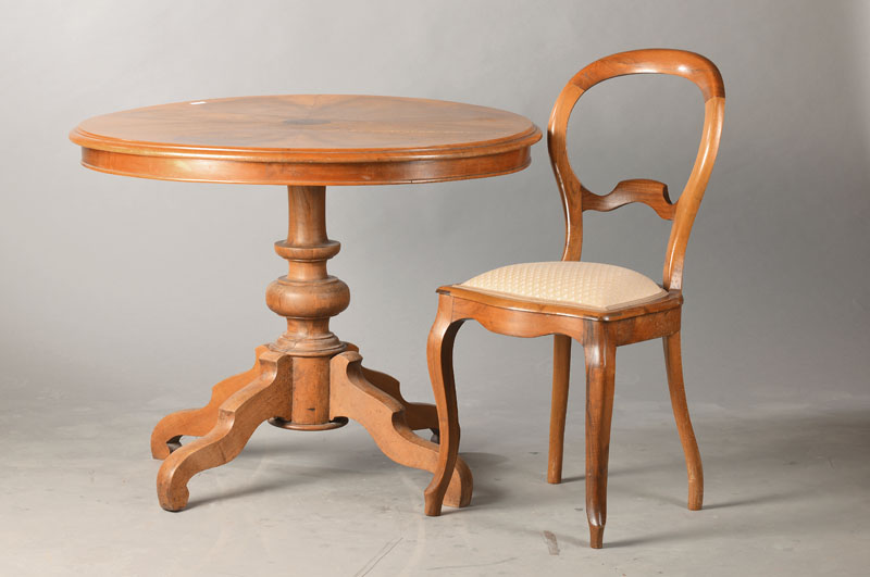 Sitzgruppe des Spätbiedermeier, süddeutsch, um 1850/60, 4 Ballonrückenstühle, Salontisch, Nussbaum, Stühle l. unterschiedlich, mit min. Reste ...