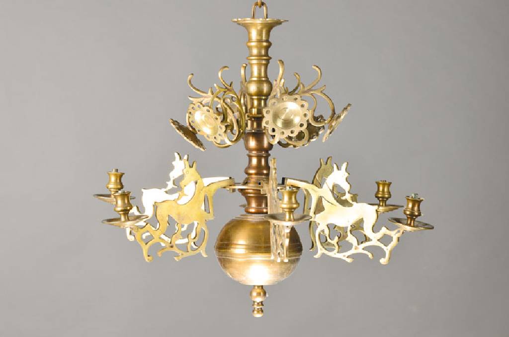 Deckenlampe, Holland, um 1830, Messing, mit Jagdmotiven, zusammensteckbar, ehemalige Elektrifizierung, H.ca. 54cm, D.ca. 60cm