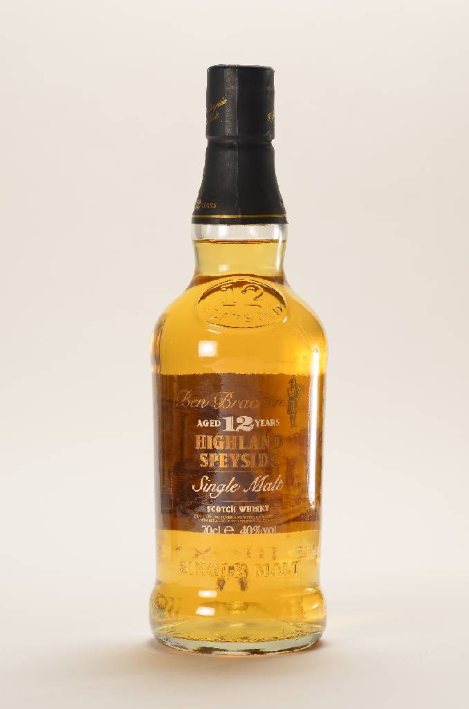 2 Flaschen Ben Bracken 12 years old Highland Single Malt, Speyside, je ca. 70 cl, 40 % Vol., Abstand zwischen Kapseln und Whisky: je ca. 0,9 cm, ...