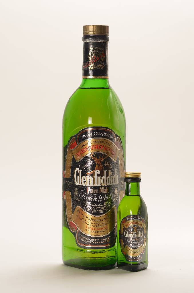 2 Flaschen Glenfiddich Special Old Reserve Pure Single Malt Whisky, 1x 75 cl Flasche und 1 x 5 cl Sample-Flasche, 43 % Vol., unverkostet, mit ...