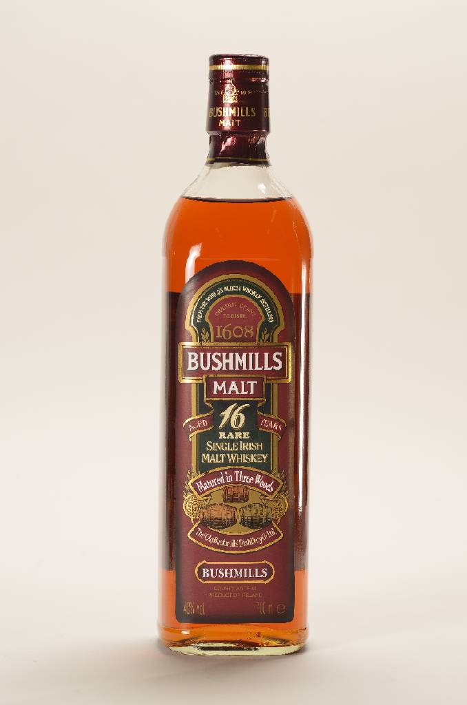 1 Flasche 16 years old Bushmills Irish Single Malt, ca. 70 cl, 40 % Vol., unverkostet, sehr guter Füllstand, in 3 Fässern gereift, sehr guter ...