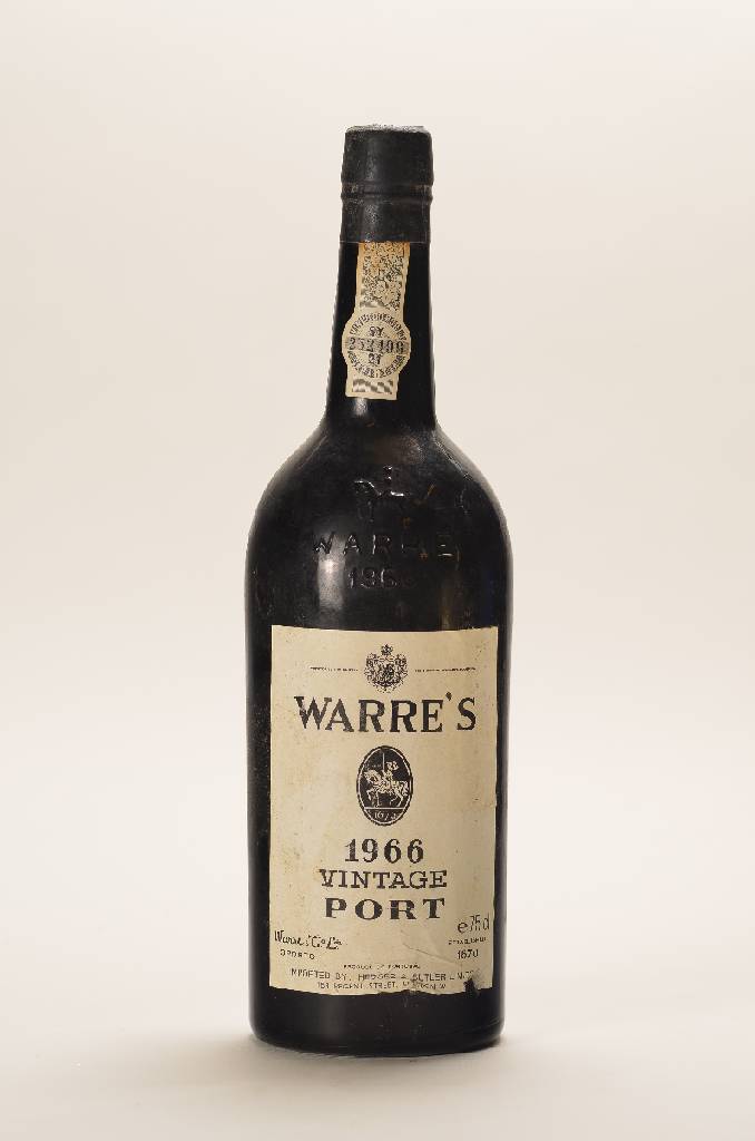 1 Flasche 1966 Warre's Vintage Port, ca. 75 cl, Füllstand: ca. top shoulder, unverkostet, Import durch: Hedgers & Butler ltd.-London, guter ...